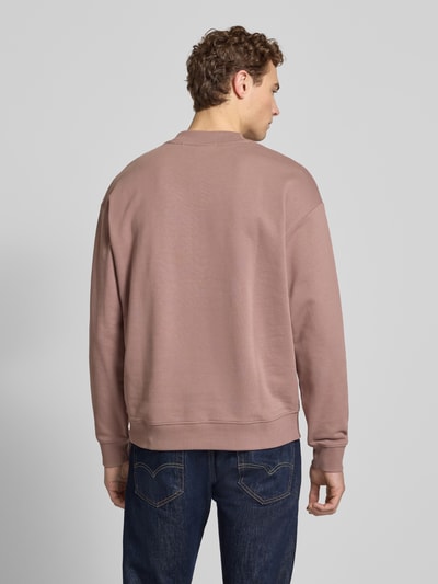 Männermodel trägt Regular Fit Sweatshirt aus reiner Baumwolle Modell 'DAPOCREW' von HUGO, unifarben, Rückansicht Ganzkörperansicht.