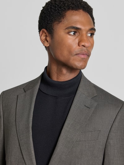 Männermodel trägt Regular Fit Sakko mit Schurwoll-Anteil Modell 'Jasper' von BOSS in Grau mit feiner Struktur, Nahaufnahme Oberkörper.