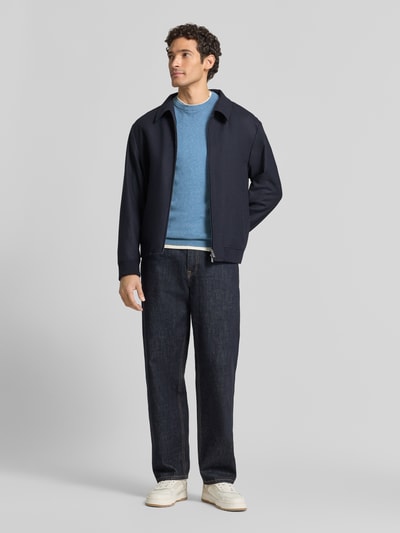 Mężczyzna model nosi Regular Fit Strickpullover aus Baumwoll-Mix mit Kaschmir-Anteil von Casual Friday w jasnoniebieskim kolorze, krój regular fit, dzianinowa faktura, długie rękawy, okrągły dekolt, prążkowane wykończenia, widoczne emblemat marki, bawełniany miks z domieszką kaszmiru, długość tyłu w rozmiarze M: 70 cm, długość rękawa w rozmiarze M: 51 cm, pełny widok z przodu.