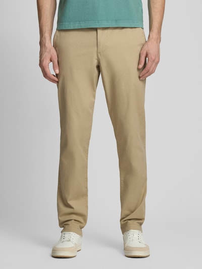Männermodel trägt Slim Fit Chino mit Eingrifftaschen von GAP aus Baumwoll-Elasthan-Mix in Beige, Knopf-Reißverschluss, Ganzkörperansicht von vorne. Bundweite 44 cm, Innenbeinlänge 82 cm bei Größe 32/32.