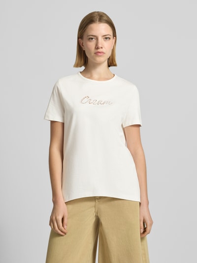 Frauenmodel trägt Regular Fit T-Shirt aus reiner Baumwolle Modell 'MIRANDA' von Vero Moda, Optik: Unifarben, Lochstickerei, Rundhals, Kurzarm, Jersey, Ganzkörperansicht von vorne.