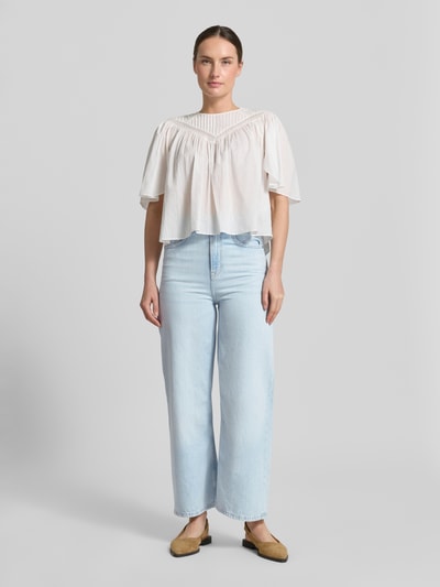 Frauenmodel trägt Straight Fit 7/8 Jeans von BOSS Orange in Denim-Optik mit Logo-Stitching, Knopf und verdecktem Reißverschluss, reine Baumwolle, Ganzkörperansicht von vorne.