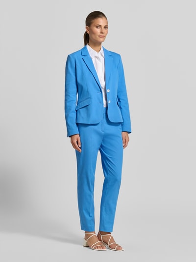 Frauenmodel trägt leuchtend blaue Stoffhose mit Bügelfalte von More & More, Baumwoll-Mix mit Stretch, Straight Fit, Ganzkörperansicht von vorne.