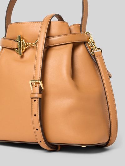 Produktfoto, Bucket Bag aus echtem Rindsleder von Lauren Ralph Lauren mit Zierschnalle, abnehmbare Schulterriemen, Reißverschluss-Innenfach, beige-braune, glatte Oberfläche, Maße 24x24x14 cm, Länge Schulterriemen 117 cm, offenes Hauptfach.