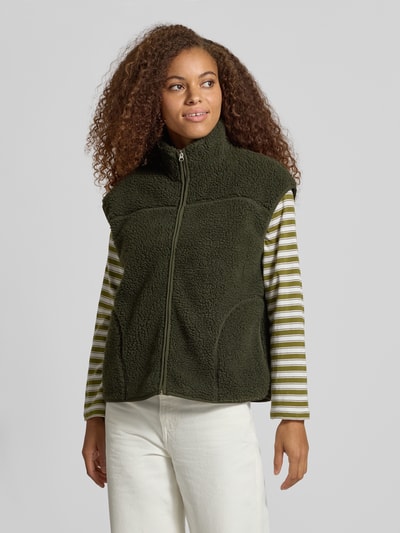 Frauenmodel trägt Relaxed Fit Weste in Teddy-Optik Modell 'SADIA' von PIECES, olivgrün, strukturierte Oberfläche, Ganzkörperansicht von vorne.