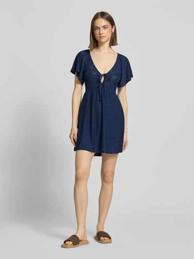 Vrouwenmodel draagt taillierte dames vrijetijdsjurk met etskanteffect model 'SMILLA' van Only, mini, V-hals, vetersluiting, korte mouw, rechte zoom, donkerblauw, voorkant, geheel lichaam.