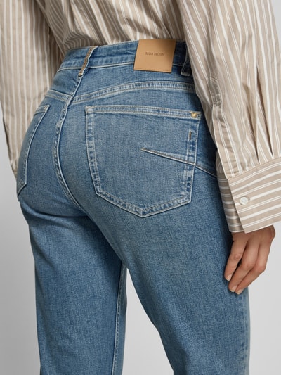 Vrouwenmodel draagt Slim Fit Jeans met steekzakken model 'Asya Jentra' van MOS MOSH in gebruikte look, detailopname rug.