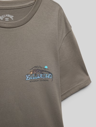 Billabong T-shirt z nadrukiem z logo model ‘LIZARD MOUNTAIN’ Ciemnoszary 2
