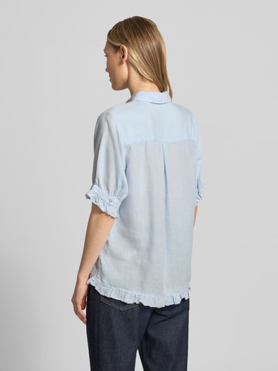 Frauenmodel trägt Bluse mit Leinen-Anteil und Rüschensaum von Christian Berg Woman, hellblau, Viskose-Mix, Regular-Fit, Rüschenärmel, Hemdblusenkragen, Knopfleiste, rückseitig verlängerter Rüschensaum, Rückenlänge 68 cm, Ärmellänge 30 cm, Ganzkörperansicht Rückansicht.