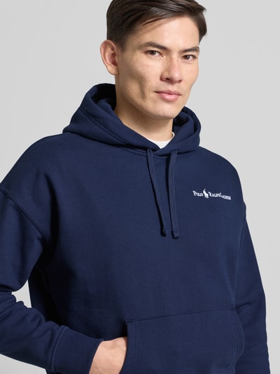 Männermodel draagt Relaxed Fit Hoodie met label-stitching en kangoeroezak van Polo Ralph Lauren, katoenmix, marineblauw, Nahaufnahme Oberkörper.