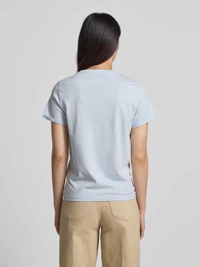 Frauenmodel trägt Regular Fit T-Shirt aus reiner Baumwolle von Tom Tailor, Optik: Unifarben, Jersey, Kurzarm, Motiv-Print, Ganzkörperansicht Rückansicht.