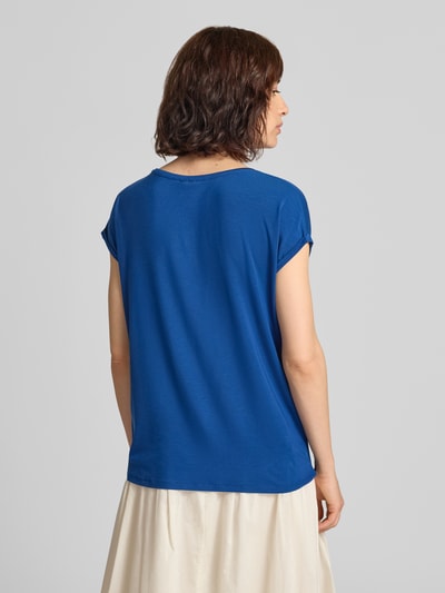 Frauenmodel trägt Regular Fit T-Shirt aus Lyocell-Mix Modell 'AVA' von VERO MODA in sattem Blau, glatte Struktur, Ganzkörperansicht Rückansicht.