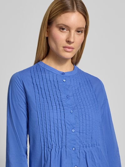 Frauenmodel trägt Regular Fit Bluse mit Rundhalsausschnitt und gelegten Falten von Milano Italy, Reine Baumwolle, Knopfleiste, Nahaufnahme Oberkörper.