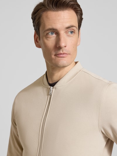 Männermodel trägt Slim Fit Jacke mit Stehkragen und Reißverschluss von Lindbergh, Material-Mix mit Viskose-Anteil, Nahaufnahme Oberkörper.