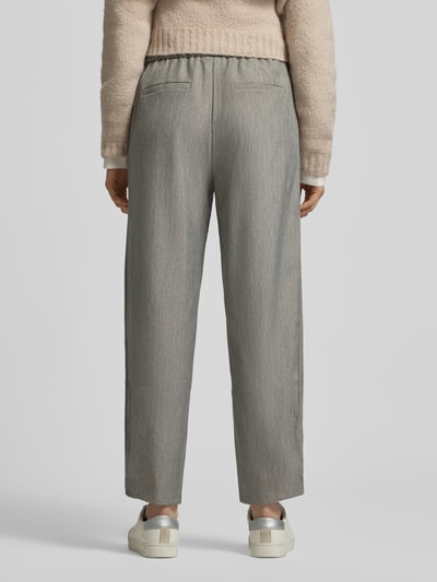 Vrouwenmodel draagt Straight fit Stoffhose met achterzakken model 'Caia' van FREE/QUENT, elastische katoenmix, verkorte pasvorm, knoop- en ritssluiting. Volledig lichaam van achteren.