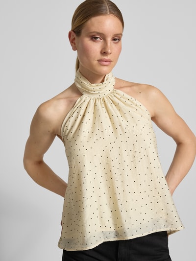 Frauenmodel trägt Blusentop mit Stehkragen Modell 'Hally' von My Essential Wardrobe, Lyocell-Mix mit Viskose-Anteil, Regular-Fit, cremefarben mit schwarzen Punkten, Allover-Look, Rückenlänge bei Größe 36: 33 cm, Nahaufnahme Oberkörper.