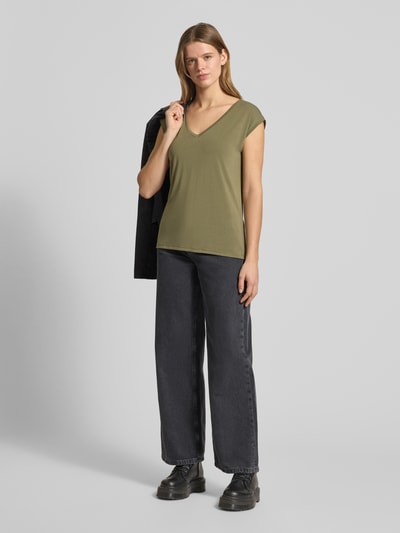 Vrouwenmodel draagt Relaxed fit T-shirt uit modalmix model 'KAMALA' van Pieces, look: effen, V-hals, korte mouw, Ganzkörperansicht von vorne.