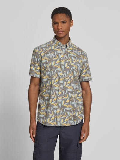 Männermodel trägt Regular Fit Freizeithemd mit Button-Down-Kragen von camel active, grauer Grund, Allover-Look, Reine Baumwolle, Brusttasche mit Label-Stitching, Ganzkörperansicht von vorne. Rückenlänge bei Größe M: 77 cm, Schulterbreite bei Größe M: 38 cm, Ärmellänge bei Größe M: 24 cm.