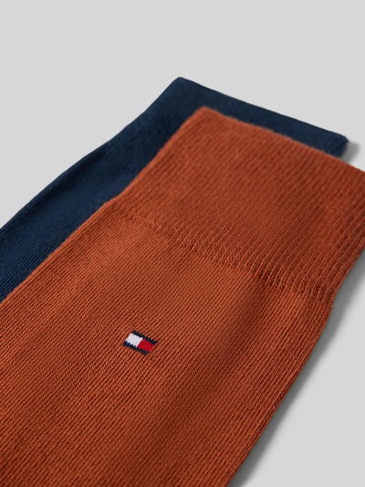 Produktfoto, Socken aus Baumwoll-Mix von Tommy Hilfiger w odcieniach rdzawobrązowym i granatowym, widoczna tekstura dzianiny, Herren Socken von Tommy Hilfiger