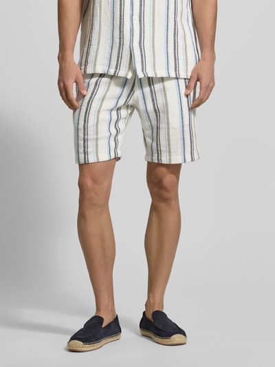 Männermodel trägt Shorts mit Streifenmuster und Tunnelzug von MCNEAL aus reiner Bio-Baumwolle, Regular-Fit, Ganzkörperansicht von vorne.