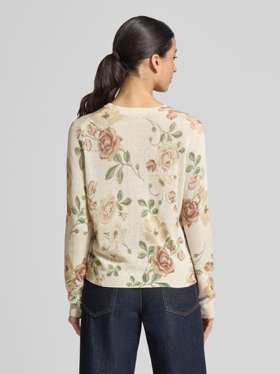 Frauenmodel trägt Strickpullover aus Leinen-Mix mit Viskose-Anteil von Jake*s Collection, cremefarben mit floralem Muster, körpernah, elastische Abschlüsse, Rückansicht, Ganzkörperansicht.