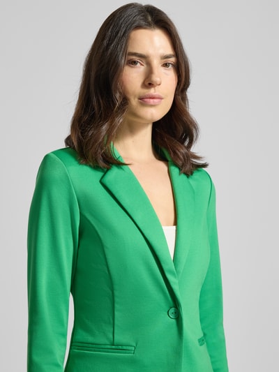 Frauenmodel trägt Regular Fit Blazer mit Viskose-Anteil Modell 'Kate' von ICHI in Grün, Reverskragen, Paspeltaschen, Knopfverschluss, Nahaufnahme Oberkörper.