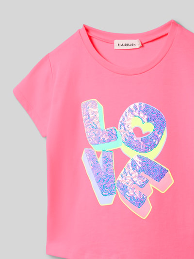 Produktfoto, Dziecięcy t-shirt z mieszanki bawełny BILLIEBLUSH, prosty krój, okrągły dekolt, krótkie rękawy, różowy z cekinowym napisem, długość tyłu w rozmiarze 116: 39 cm