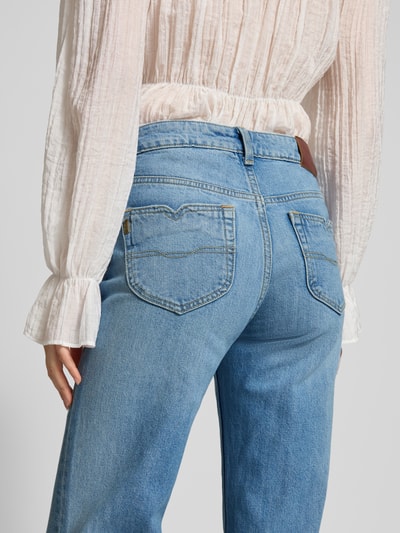 Vrouwenmodel draagt Straight Fit Jeans uit katoenmix van Pepe Jeans met melangelook, bootcut pasvorm, labelpatch, 5-pocketmodel, denim, Ganzkörperansicht Rückansicht.