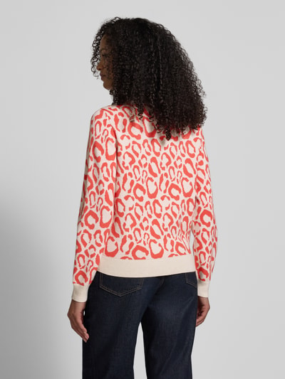 Frauenmodel trägt Slim Fit Pullover aus Viskose-Mix Modell 'JACQUARD' von Vila mit Allover-Animal-Stitching, Strick-Optik, Ganzkörperansicht Rückansicht.