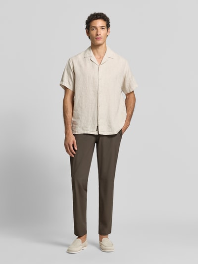 Männermodel trägt recht gesneden heren broek met viscose, model 'Phil P' van Brax, bruin, eenvoudige textuur, ganzkörperansicht van voren.