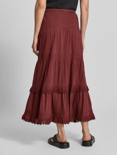 Frauenmodel trägt Schmaler Maxi-Rock aus reiner Baumwolle Modell 'SANDY' von Vero Moda, Optik: Unifarben, Regular-Fit, Maxi-Länge, Elastischer Bundabschluss mit Tunnelzug, leichte Textur, Ganzkörperansicht Rückansicht.