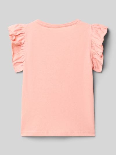 Mädchen trägt Regular Fit T-Shirt mit Rüschenbesatz von Blue Seven aus Reine Baumwolle, Rückenlänge bei Größe 116: 38 cm, Ganzkörperansicht Rückansicht.