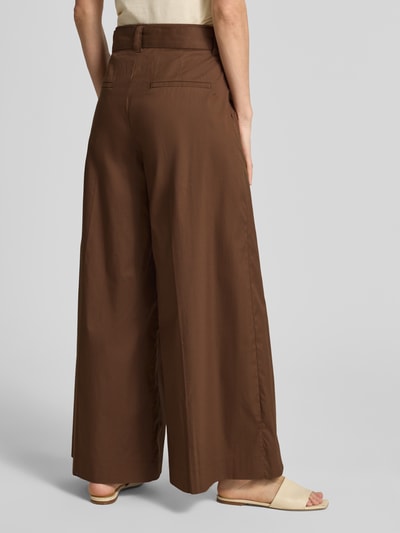Frauenmodel trägt brązowe spodnie z szerokimi nogawkami Wide Leg Hose mit Gürtel Modell 'Carletta' von MAC, mieszanka bawełny z dodatkiem streczu, szwy pionowe, pasek, szerokość w rozmiarze 36: 38 cm, długość wewnętrzna nogawki w rozmiarze 36: 75 cm, całkowity widok z tyłu
