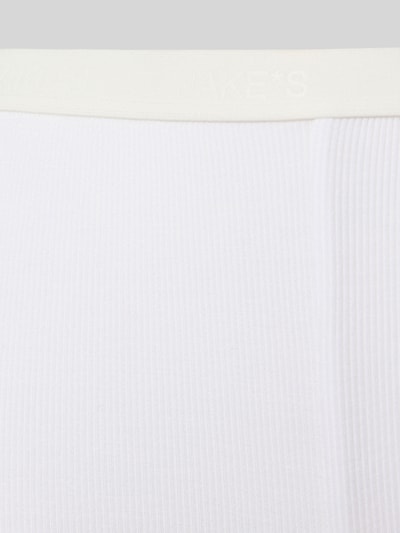 Produktfoto, Pants mit elastischem Logo-Bund von Jake*s Casual aus Micromodal-Mix mit Stretch-Anteil in Weiß, Feinripp-Struktur, Körpernaher-Schnitt, angenehm weiche und nachhaltige Ware