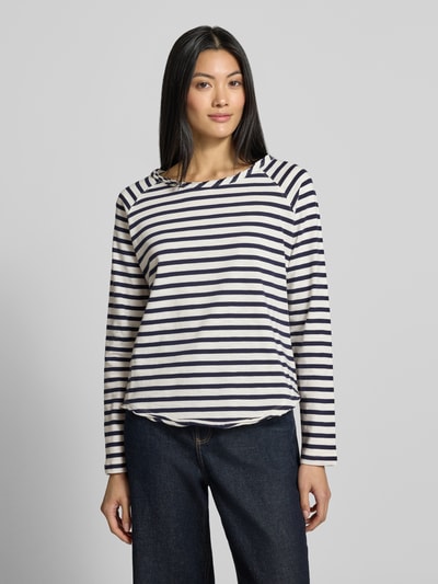 Frauenmodel trägt Longsleeve aus reiner Baumwolle von Esprit, navy-weiß gestreift, Regular Fit, Rundhalsausschnitt, Ganzkörperansicht von vorne.