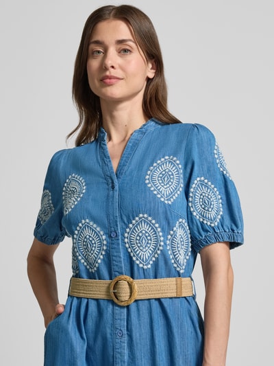 Frauenmodel trägt Midikleid in Denim-Optik mit Lyocell-Anteil von More & More, florales Stitching, Gürtel, Nahaufnahme Oberkörper.