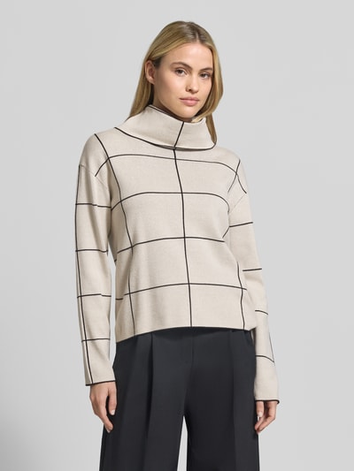 Frauenmodel trägt Pullover mit Rollkragen Modell 'NOS AUGUST' von BETTY BARCLAY in Strickoptik mit Gitterkaro-Muster, Ganzkörperansicht von vorne.