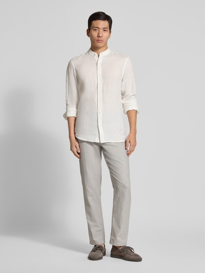 Männermodel trägt Regular Fit Leinenhemd mit Stehkragen von Scotch & Soda in Weiß, strukturierte feine Leinenoptik, Ganzkörperansicht von vorne. Rückenlänge 76 cm, Schulterbreite 56 cm, Ärmellänge 64 cm.