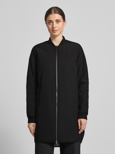 Kobiece modelka nosi Kurtka 'Jacke mit Zweiwege-Reißverschluss' von camel active, czarny kolor, luźny krój, stójka, elastyczne zakończenia rękawów, bardzo długi krój, długość tyłu w rozmiarze 36: 92 cm, szerokość ramion w rozmiarze 36: 42 cm, szerokość w klatce piersiowej w rozmiarze 36: 55 cm, długość rękawów w rozmiarze 36: 64 cm, pełny widok z przodu