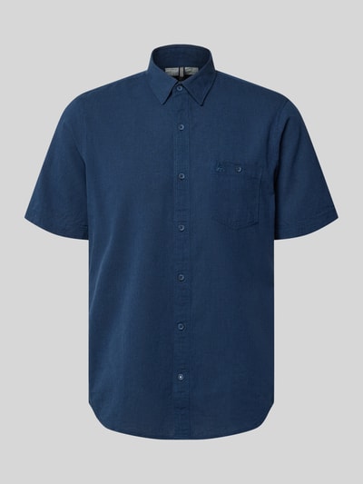 Produktfoto, Regular Fit T-Shirt aus Baumwoll-Mix von Lerros in Dunkelblau mit Rundhalsausschnitt und Label-Detail, glatte Struktur. Rückenlänge 68 cm, Schulterbreite 43 cm, Ärmellänge 22 cm bei Größe M.