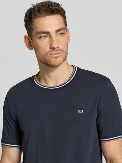 Männermodel trägt T-Shirt mit Kontraststreifen und Rundhalsausschnitt von Christian Berg Men aus Baumwoll-Elasthan-Mix, Regular-Fit, Nahaufnahme Oberkörper.