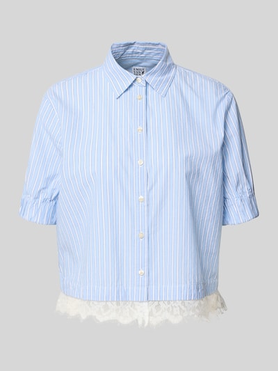 Produktfoto, Regular Fit Bluse aus Baumwolle mit 1/2-Arm von Emily Van den Bergh, Hellblau mit weißen Streifen, Hemdblusenkragen, Knopfleiste, weiße Spitzenborte, reine Baumwolle, strukturierte Oberfläche