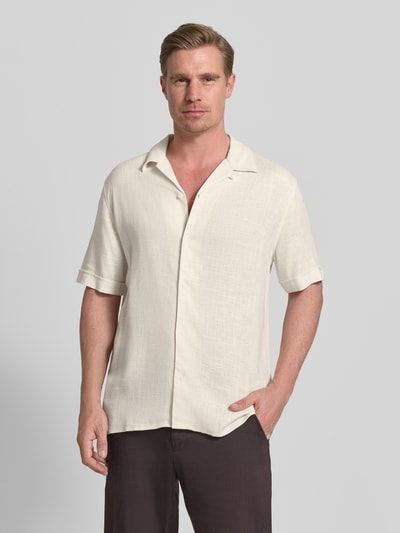 Männermodel trägt Regular Fit Freizeithemd mit Reverskragen Modell 'Honolulu' von Antony Morato, Creme, Baumwoll-Mix, Ganzkörperansicht von vorne.