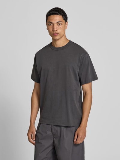 Männermodel trägt Regular Fit T-Shirt mit Logo-Stitching von ANNARR aus Reine Baumwolle, Rundhalsausschnitt, Kurzärmelig, Ganzkörperansicht von vorne, Rückenlänge bei Größe M 69 cm.