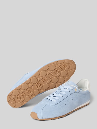 Produktfoto, Low Top Sneaker aus reinem Rindsleder von Tommy Hilfiger in Hellblau, unifarben, Veloursleder, runde Schuhspitze, flache Sohle, strukturiert, Logo-Detail, sznurowanie
