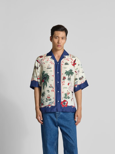 Männermodel trägt Regular Fit Freizeithemd mit Knopfleiste von Dsquared2 aus Satin im Tropeninsel-Design, Ganzkörperansicht von vorne, Rückenlänge 71 cm, Schulterbreite 42 cm, Ärmellänge 38 cm.