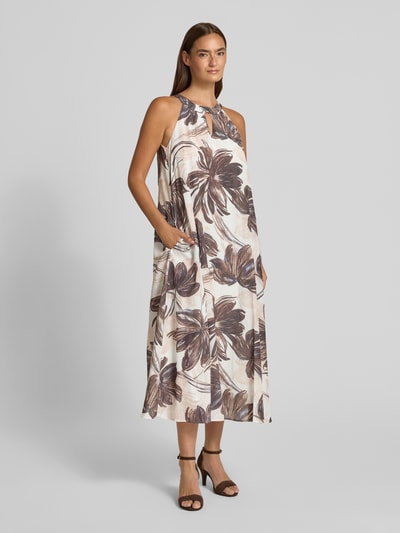 Frauenmodel trägt Midikleid mit Schlüsselloch-Ausschnitt von More & More, Viskose-Baumwoll-Mix, A-Linie, Allover-Look, Ganzkörperansicht von vorne.