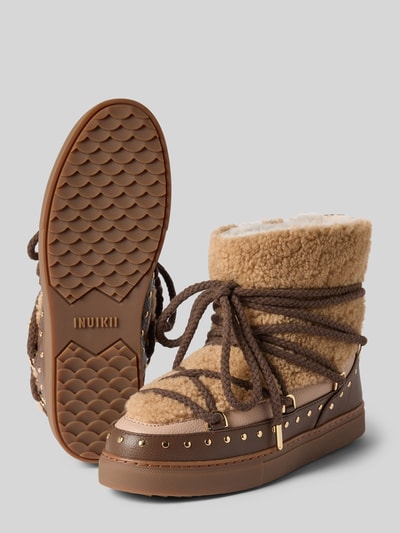 Produktfoto, Boots mit Kontrastbesatz Modell 'Curly Rock' von INUIKII in Braun-Beige, Schnür-Detail, leicht profilierte Sohle, runde Form.