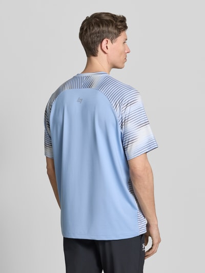 Männermodel trägt Regular Fit T-Shirt mit Logo-Applikation von EA7 Emporio Armani, hellblau, elastischer Material-Mix, Ganzkörperansicht Rückansicht.