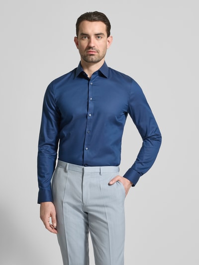 Männermodel trägt Super Slim Fit Business-Hemd mit Kentkragen und Strukturmuster von OLYMP, Baumwoll-Elasthan-Mix, Ganzkörperansicht von vorne. Rückenlänge 80 cm, Schulterbreite 44 cm, Ärmellänge 66 cm, Hemd in Dunkelblau, glatte Textur.